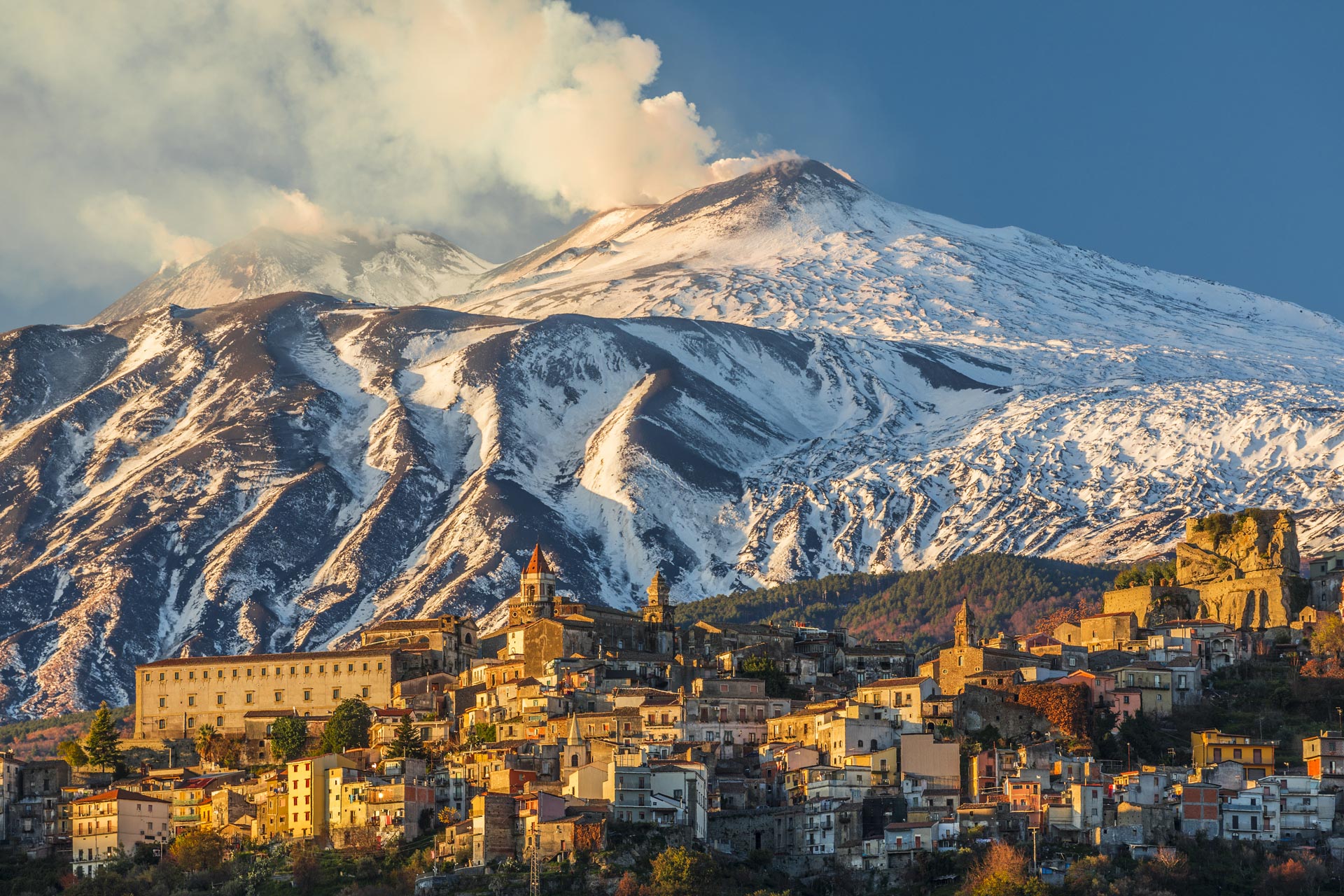 Castiglione di Sicilia con l'Etna in eruzione