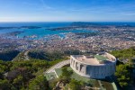 Mémorial du Mont Faron e la città di Tolone.