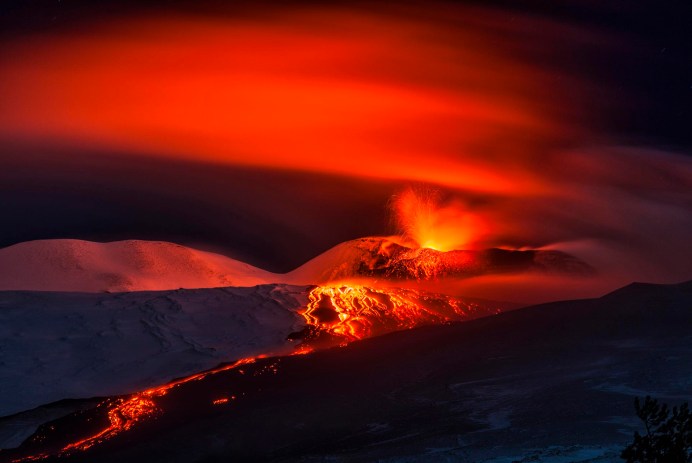 Etna, eruzione e colata lavica