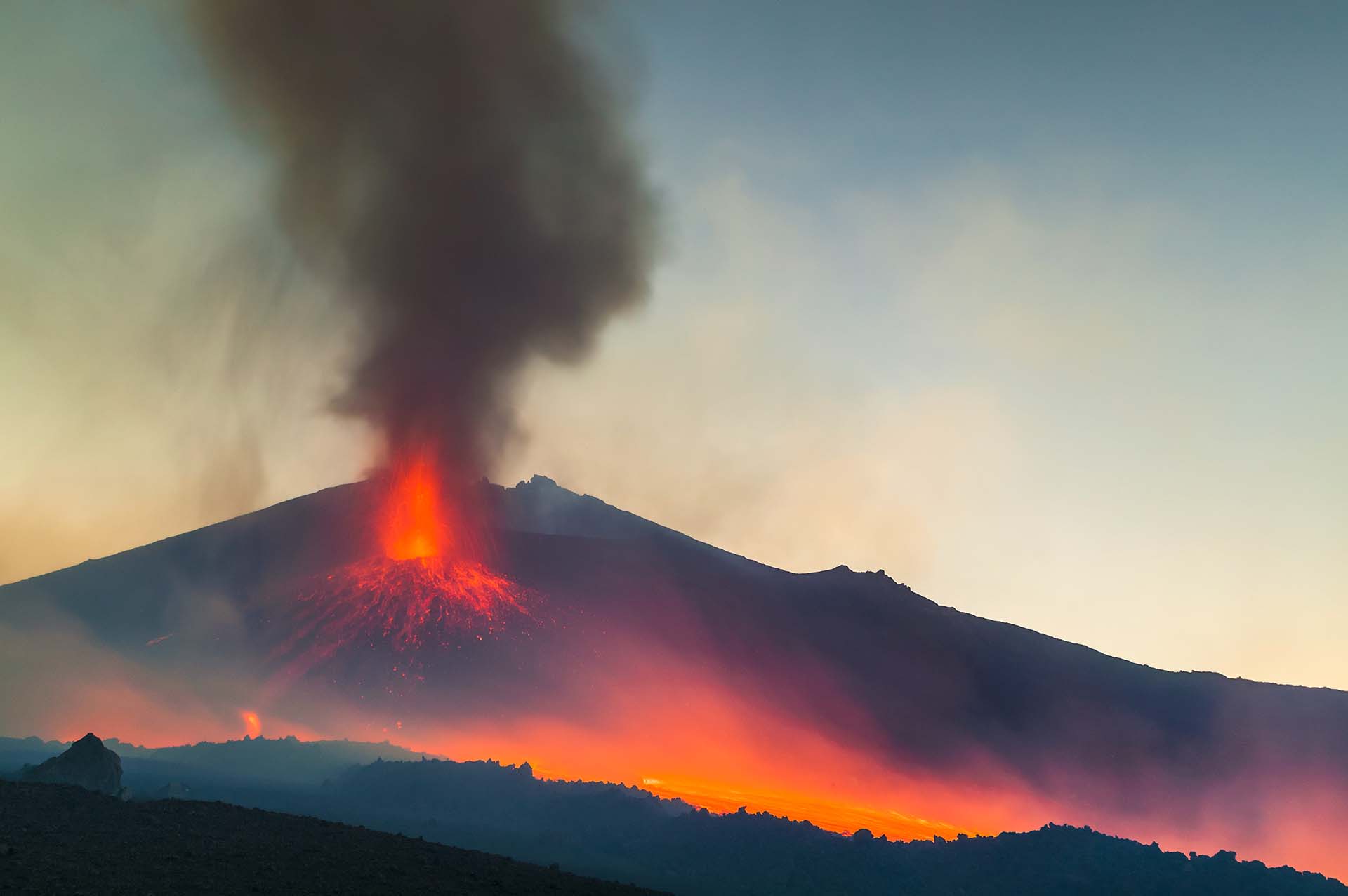 Eruzione e fiume di lava dal cratere di sud-est