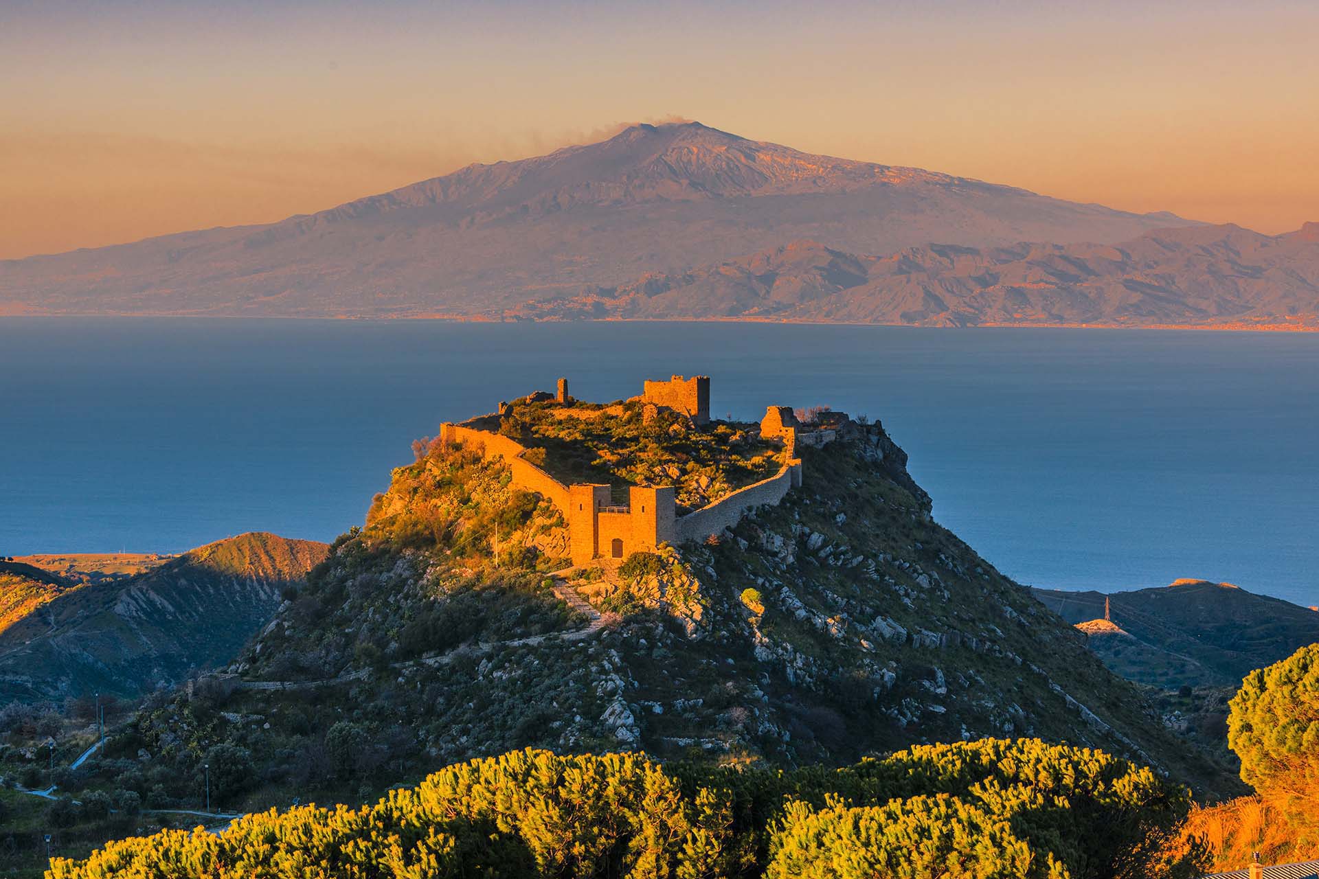 0A1A3470-1Calabria, Castello Sant’Aniceto lo stretto di Messina e l’Etna
