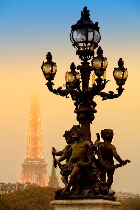 Parigi Incantata: La Magia di Ponte Alessandro III con la Torre Eiffel negli Scatto di Massimo Ripani.