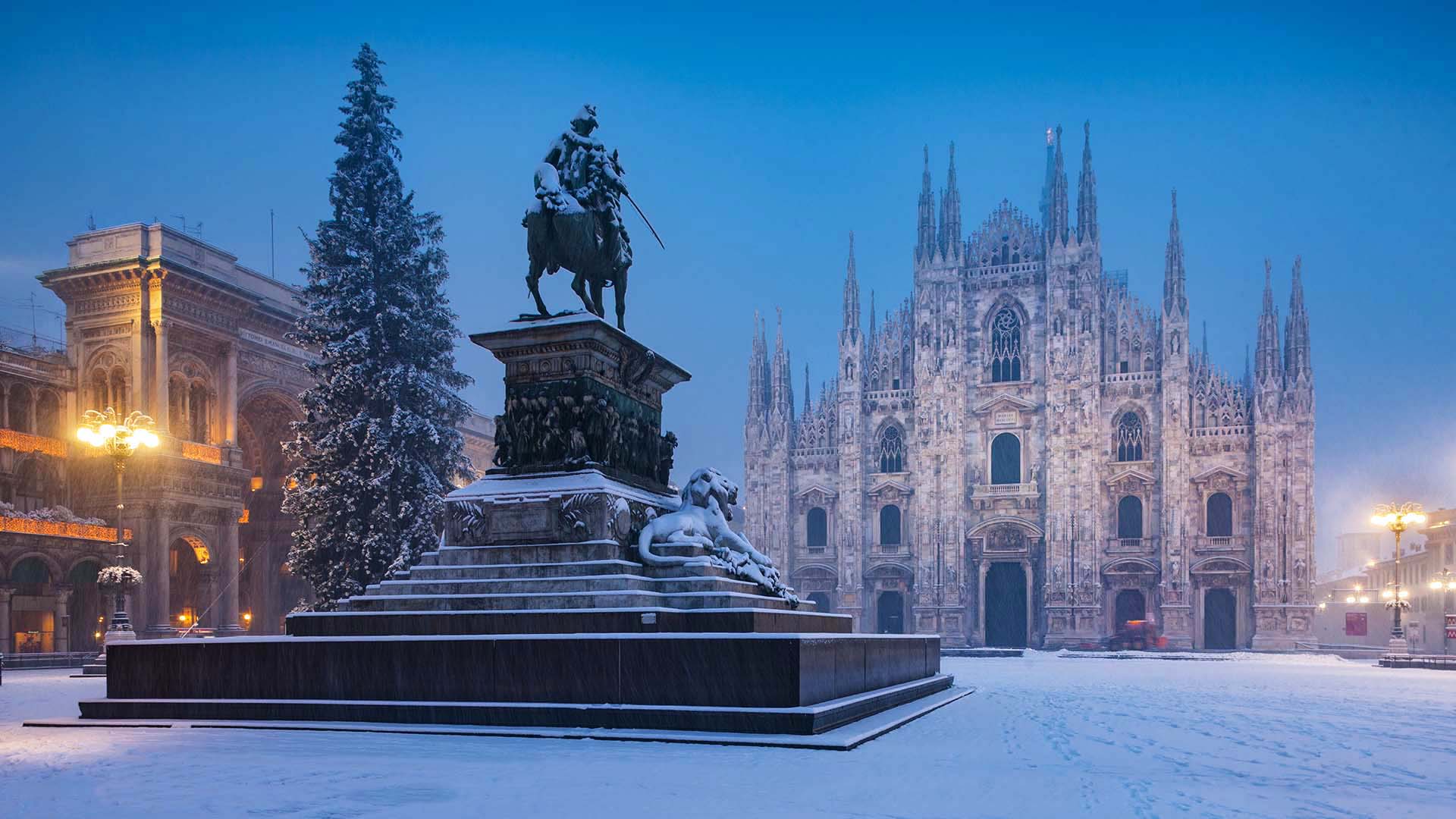 Piazza del Duomo con la neve