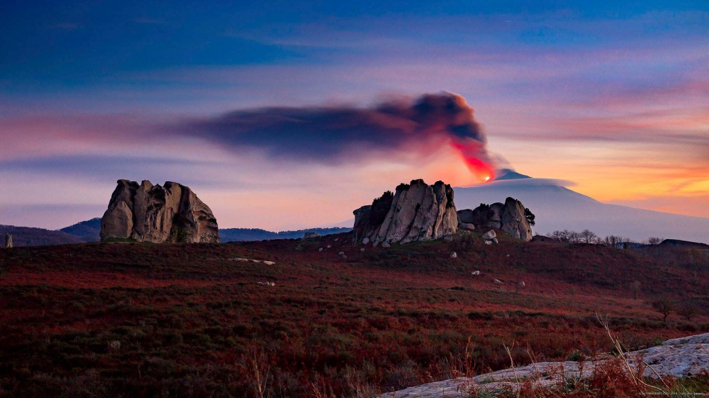 Megaliti dell'Argimusco, Montalbano Elicona, con Etna in Eruzione