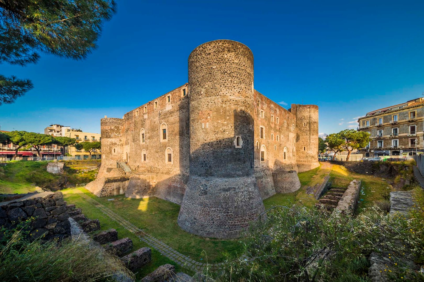 Catania, castello Ursino e le mura di Carlo V