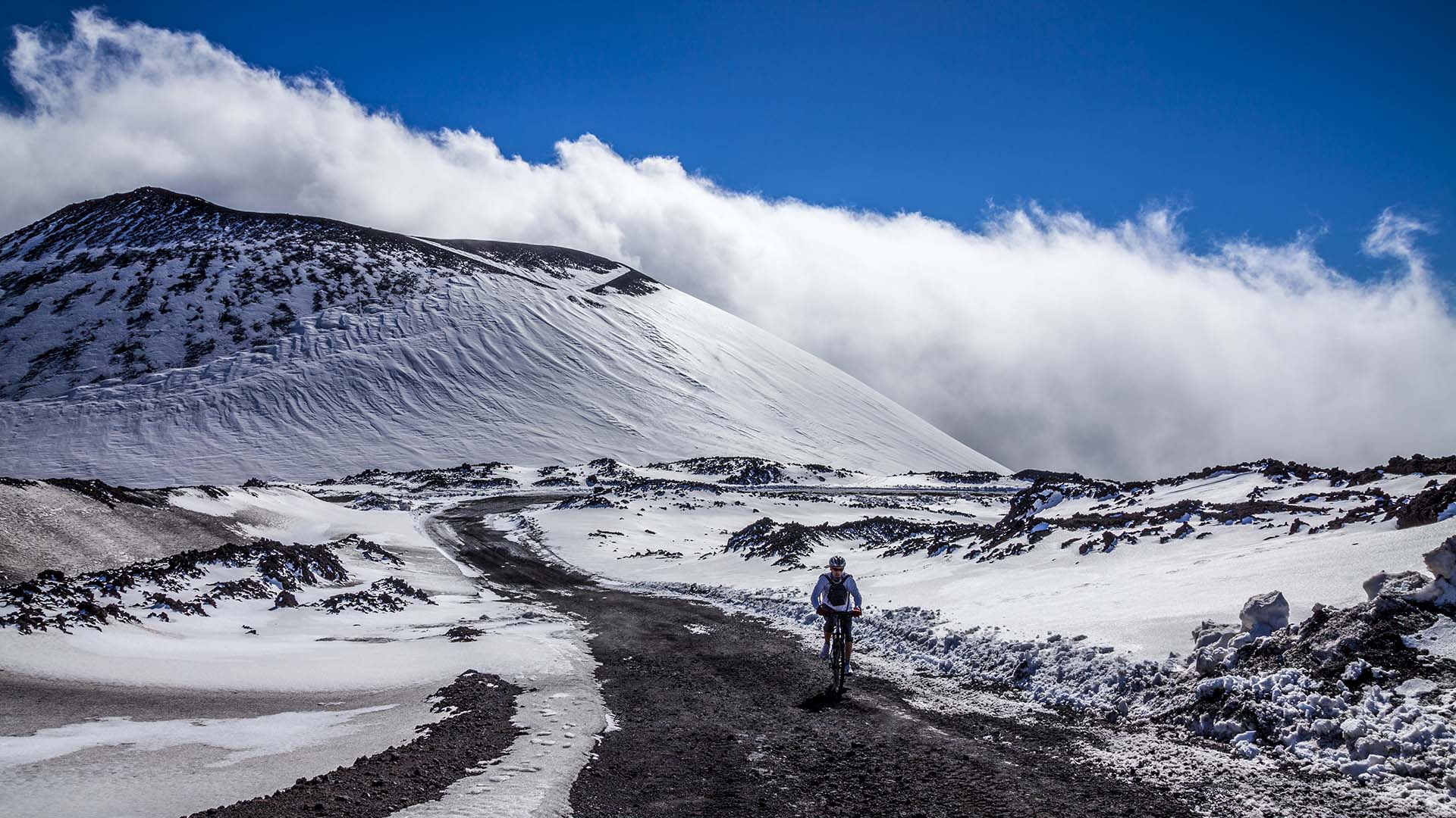 Escursione in mountai bike passando dal cratere Escrivà