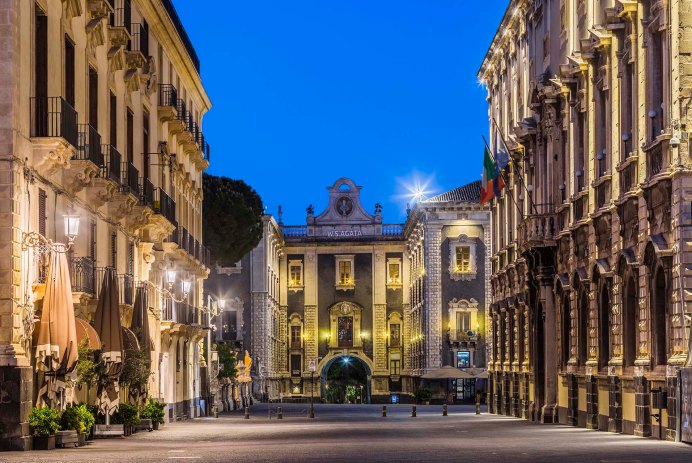 Via Etnea e il Duomo di Catania