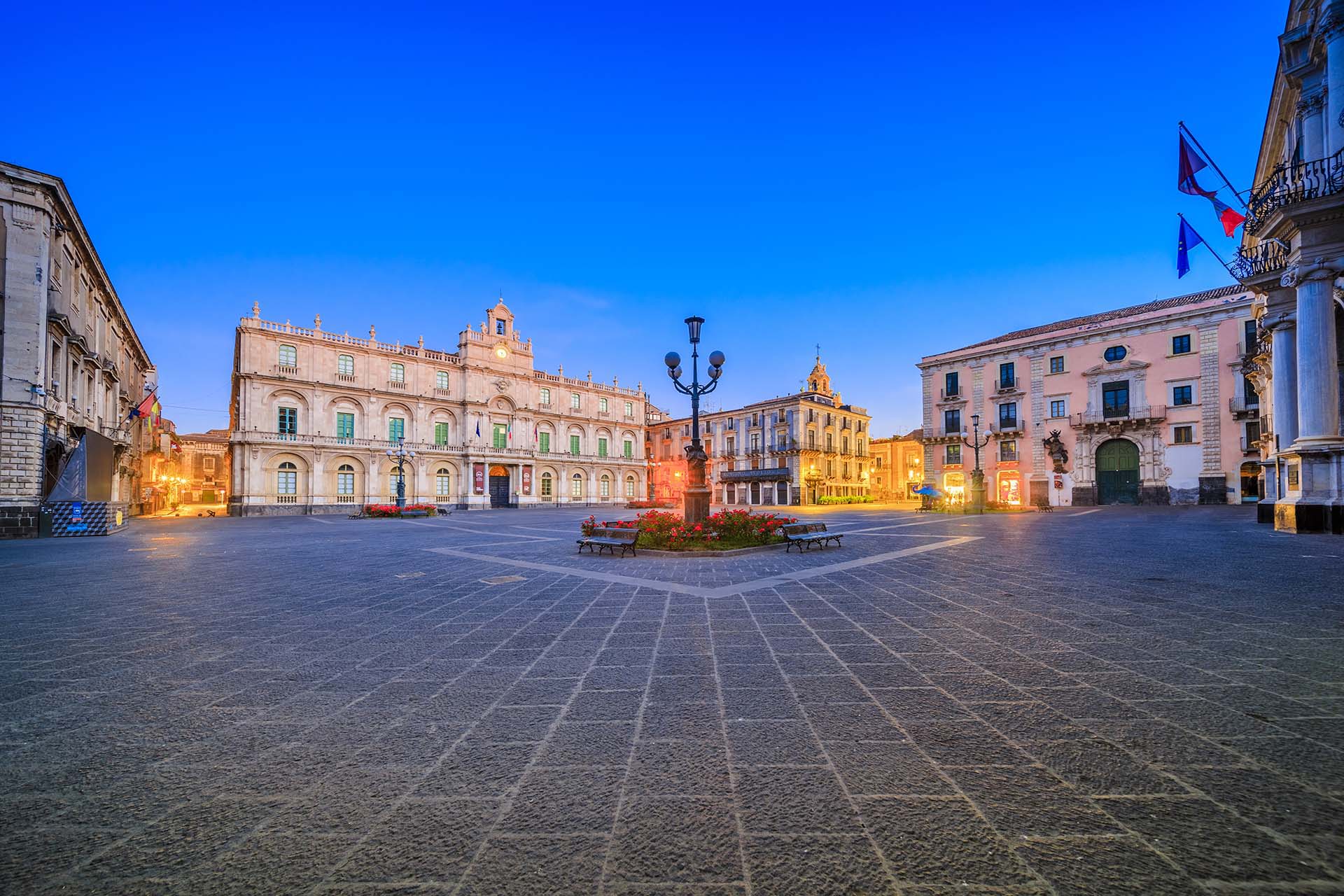 0a1a6394-hdr-Piazza Università, i suoi splendidi palazzi nobiliari, le sue leggende