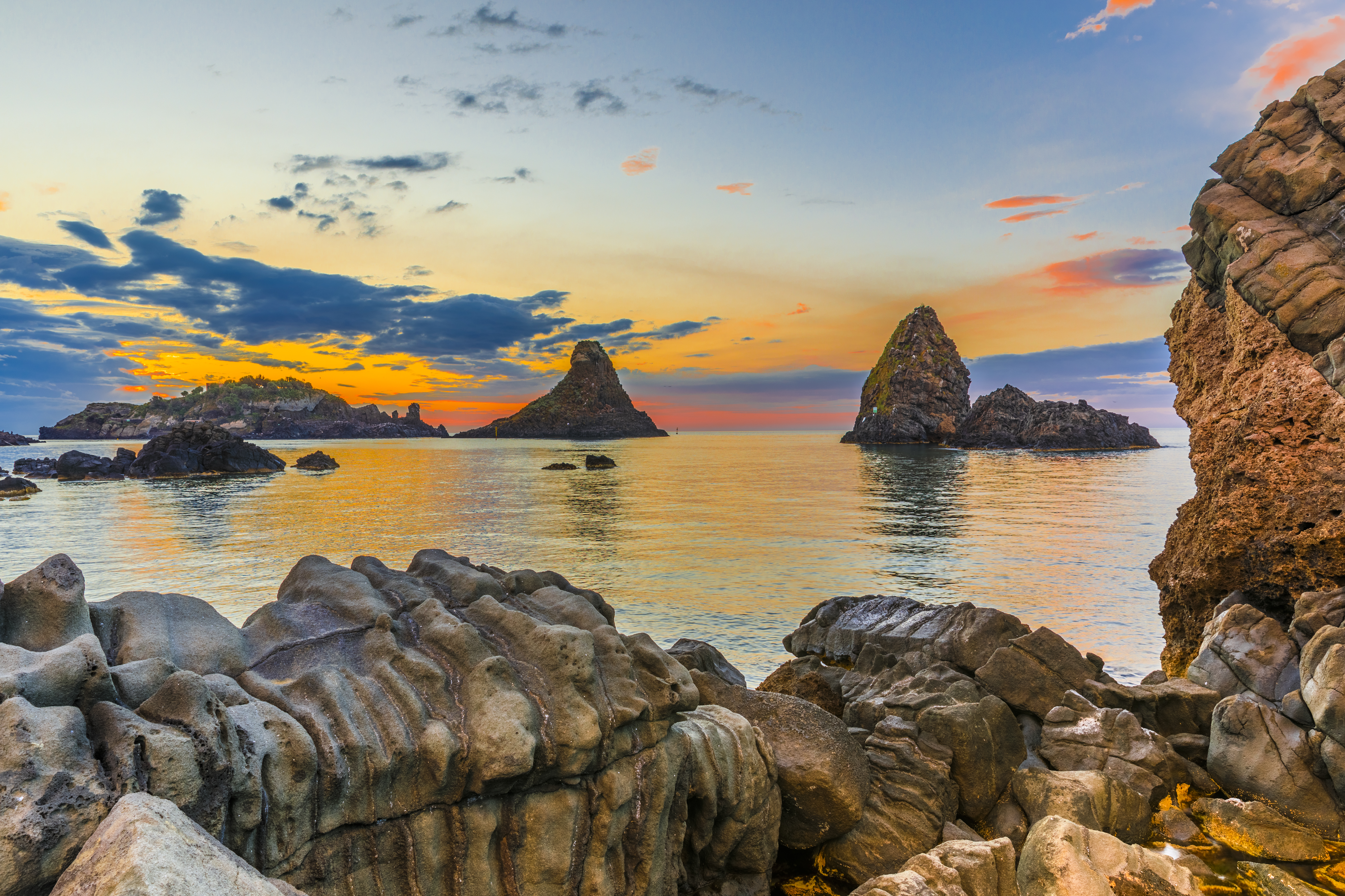 L'isola Lachea e i faraglioni all'aurora