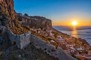 Il borgo medievale fortificato sul mare di Malvasia nel Peoloponneso.