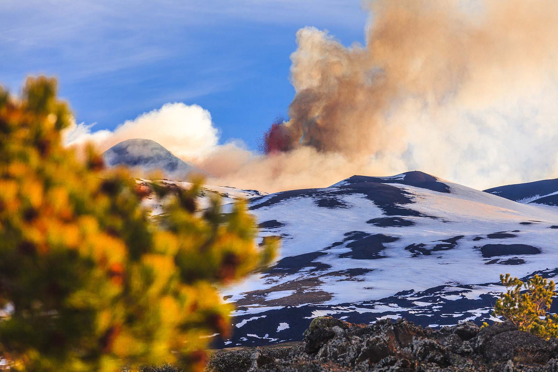 Etna, eruzione dai crateri sommitali