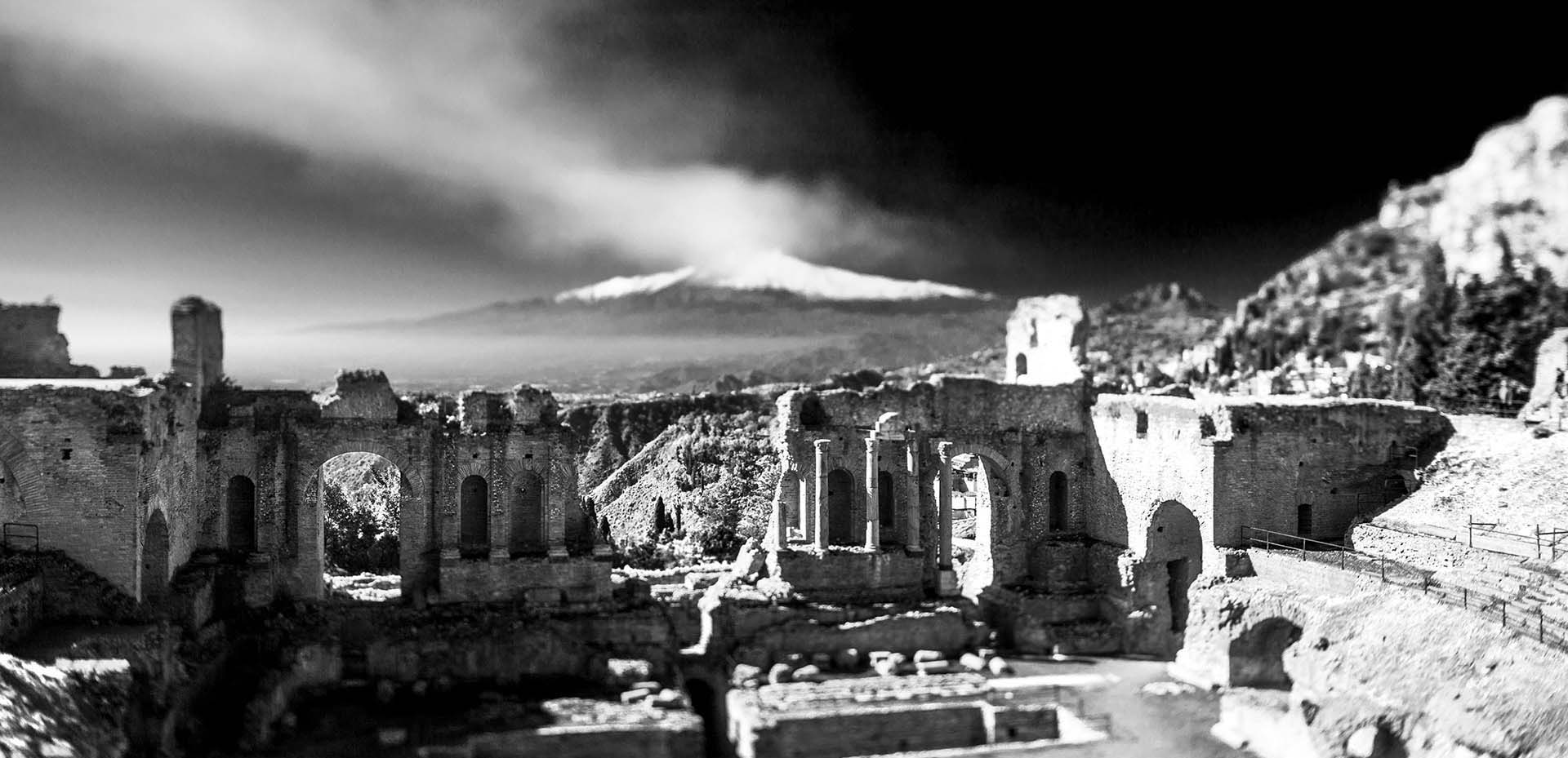 Il teatro antico di Taormina, un belvedere sull'Etna fumante