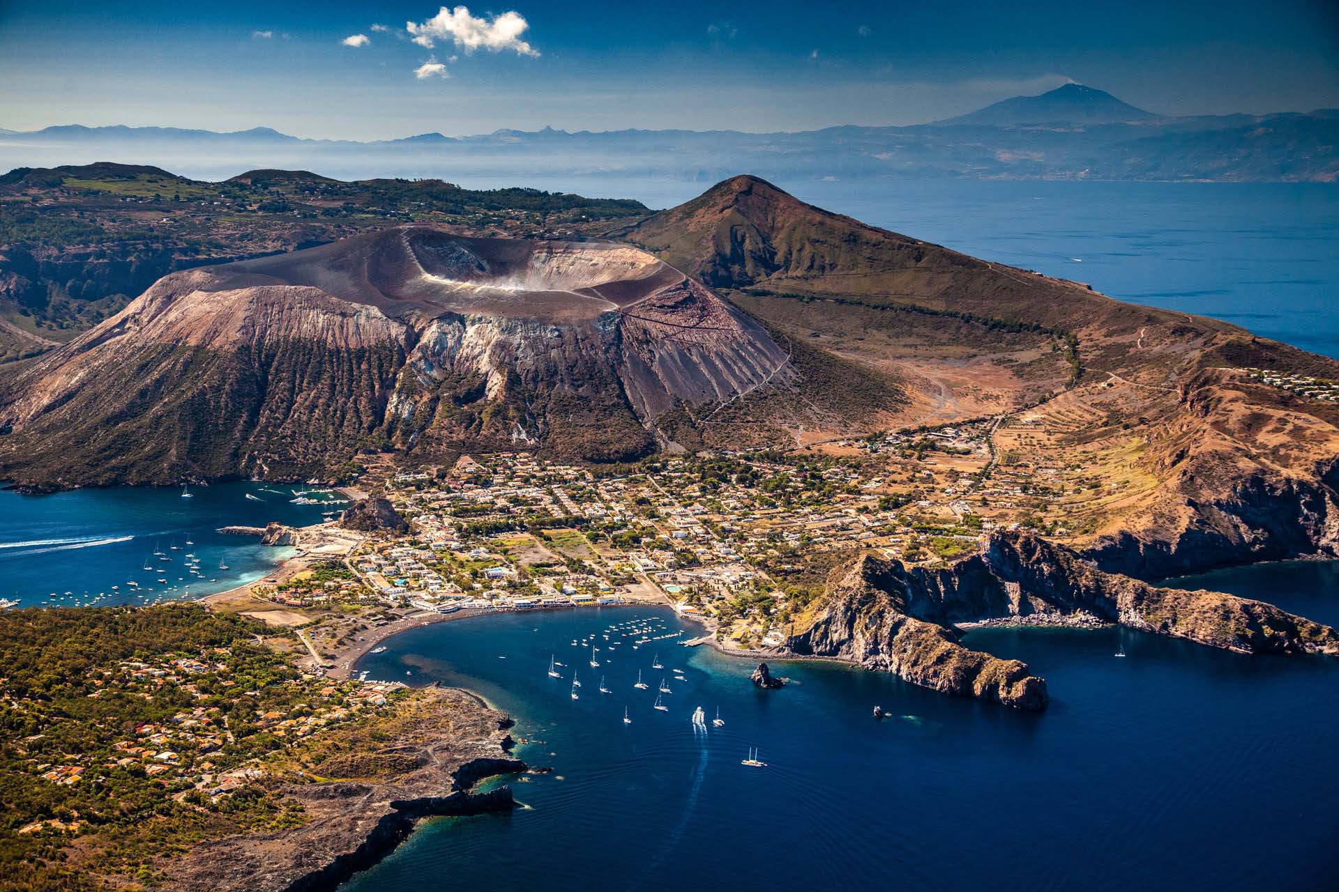 Vulcano Stromboli e mare, vista panoramica dell'isola italiana con vulcano attivo e coste marine.
