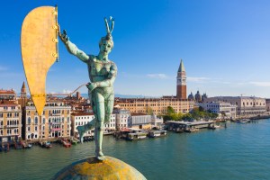 Venezia e la Statua della Fortuna di Punta della Dogana.