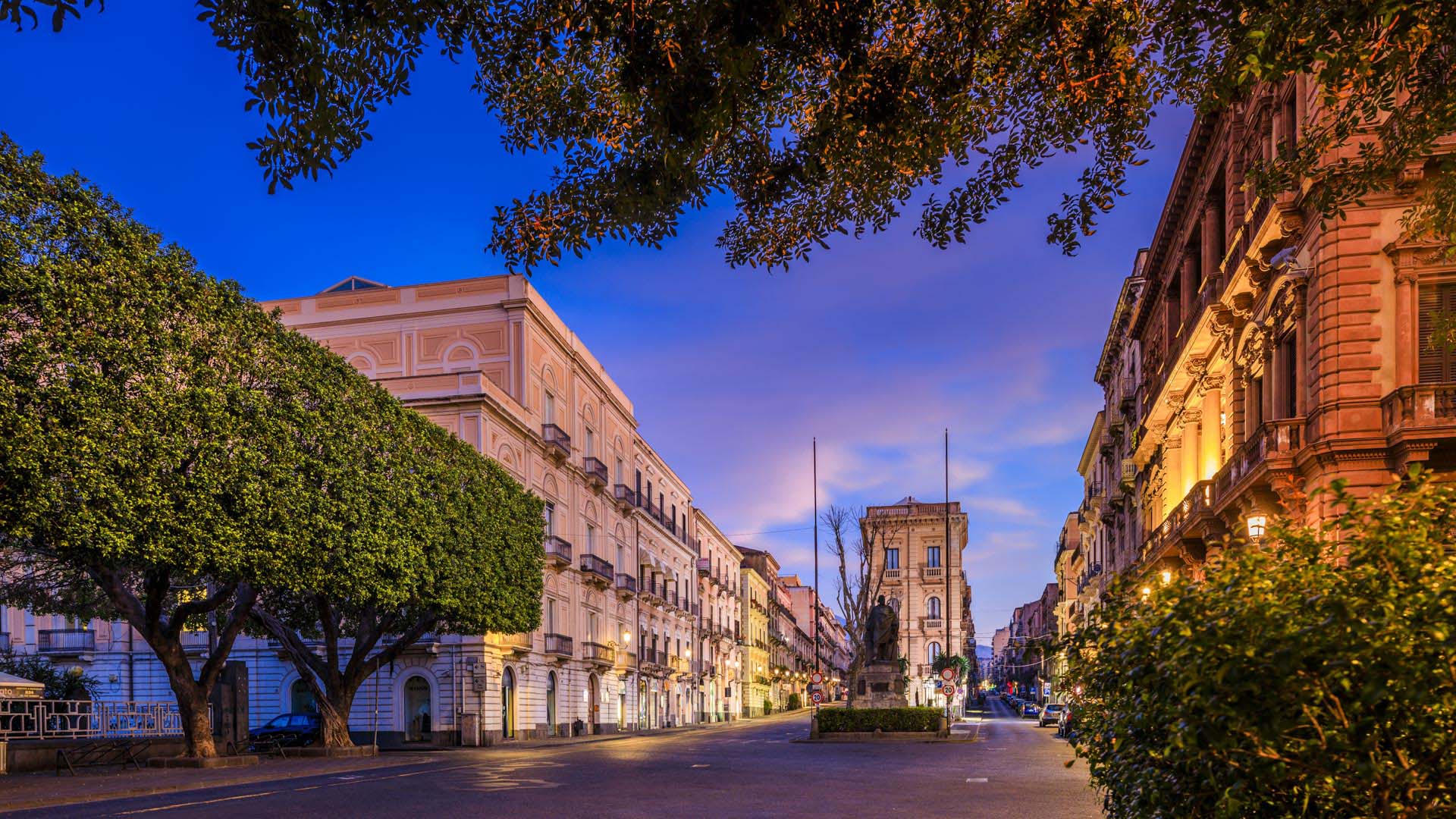0A1A4994-Catania, la statua di Garibaldi al bivio tra la via Etnea e via Caronda