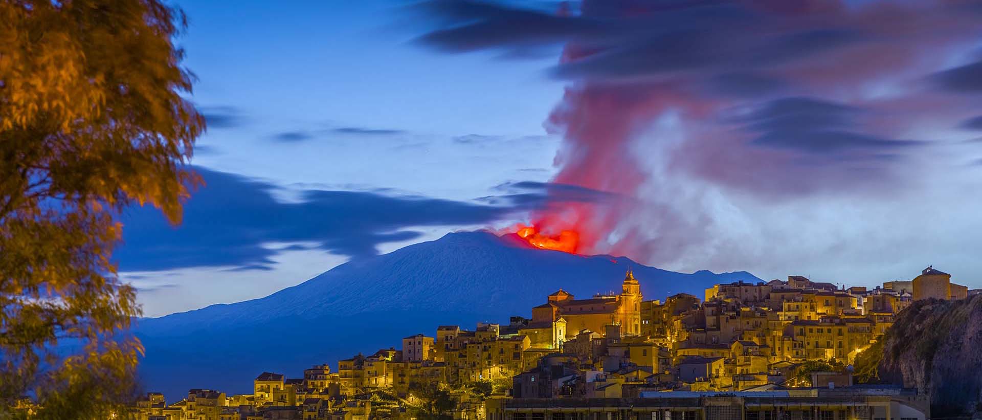 Etna vista da Centuripe durante il parossismo del 1 aprile 2021