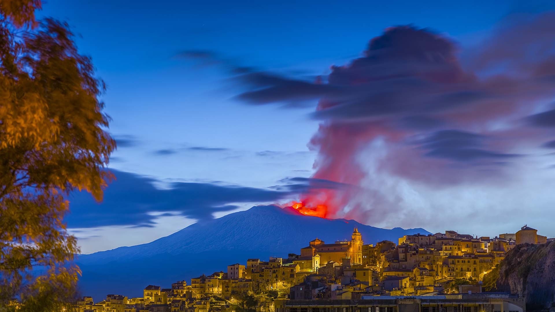 Etna vista da Centuripe durante il parossismo del 1 aprile 2021