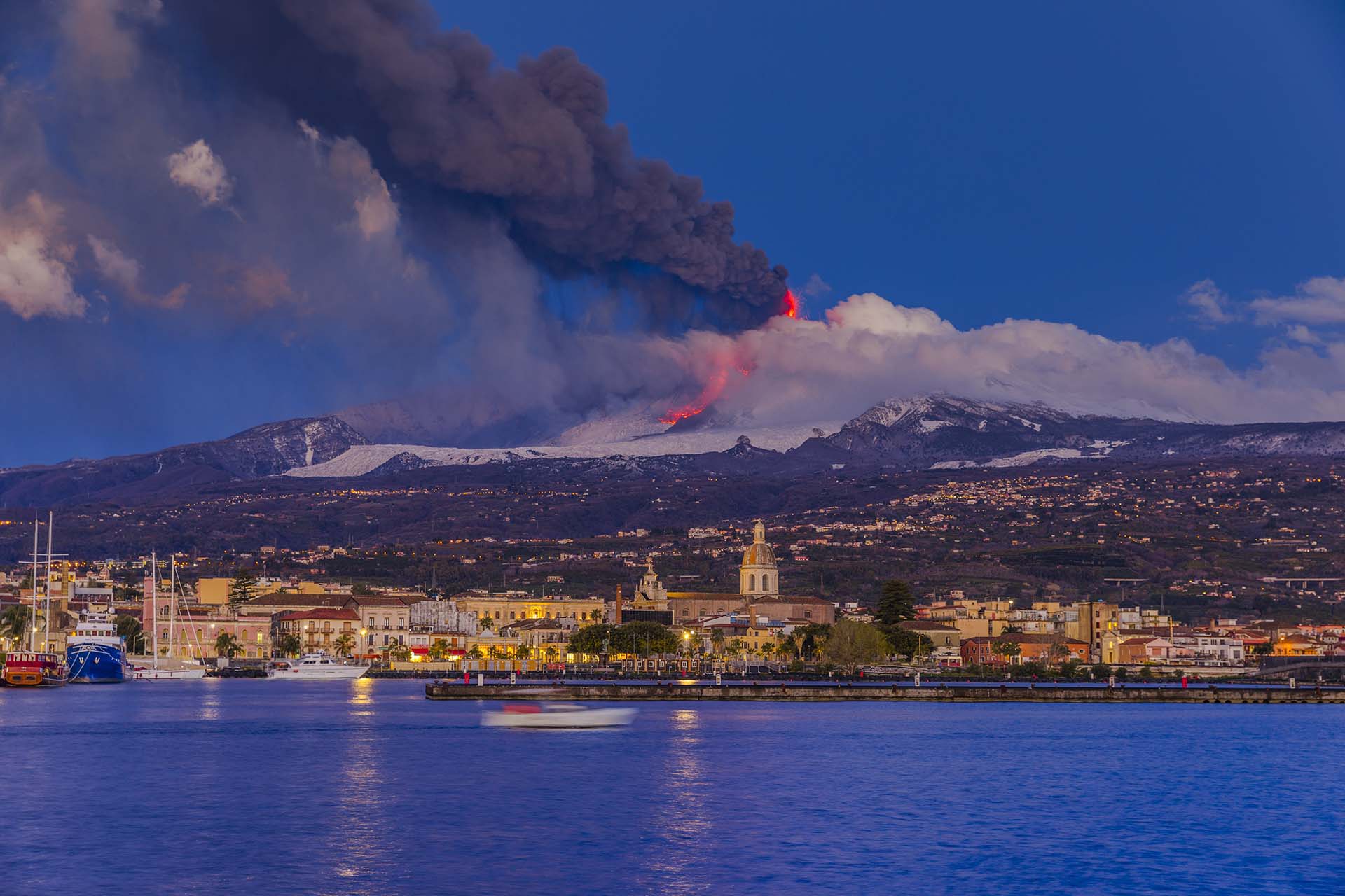 SIM-1136970 - Etna in eruzione e il porto di Riposto