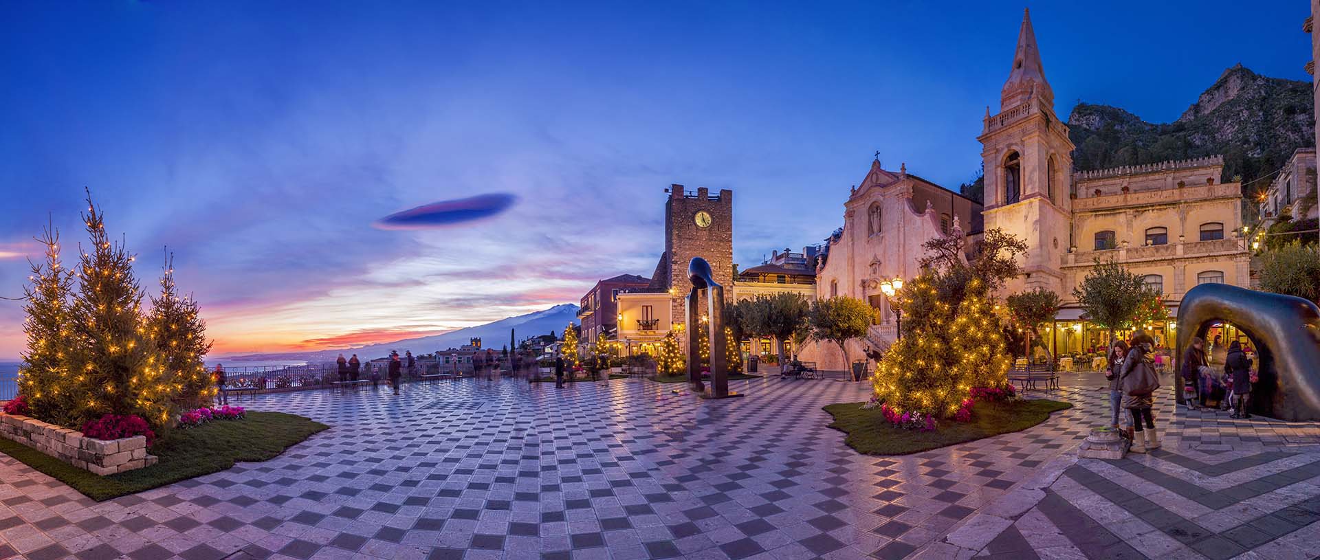 SIM-403263 - Taormina, piazza IX Aprile, natale con vista dell’Etna