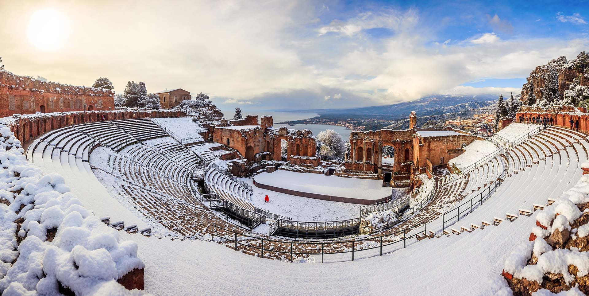 SIM-455480 - Taormina, Teatro Antico vestito di bianco