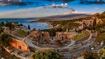Teatro di Taormina con etna in eruzione