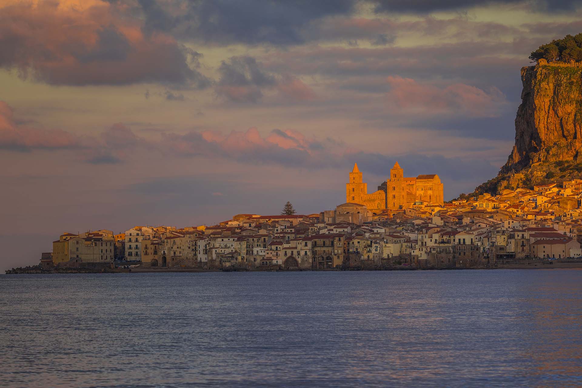 0A1A2256-Il borgo di Cefalù baciato dall’ultimo raggio di sole