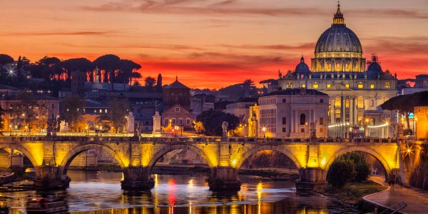 Ponte Sant'Angelo sul Tevere con la Basilica di San Pietro a Roma.