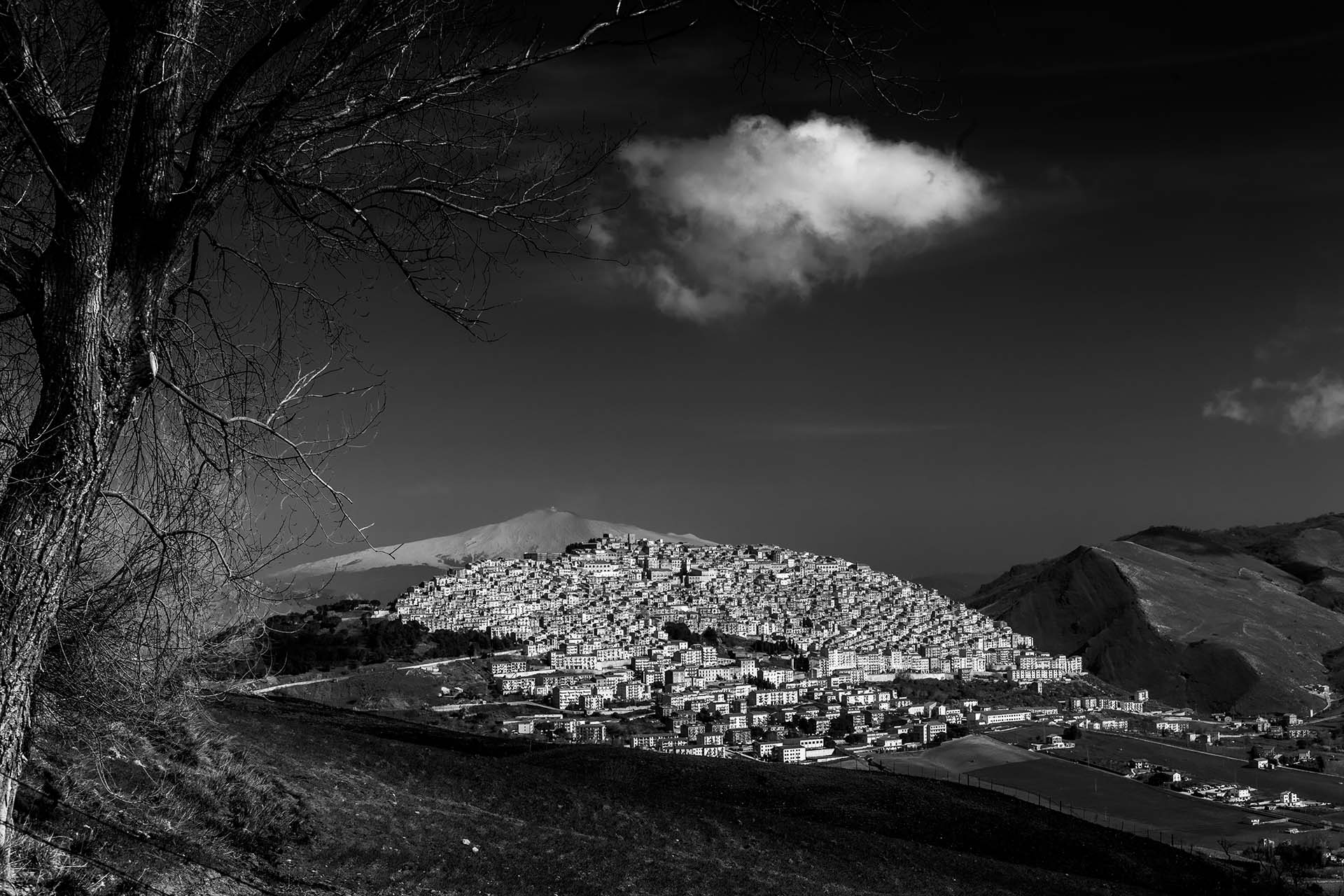 Gangi, borgo delle Madonie con l'Etna sullo sfondo