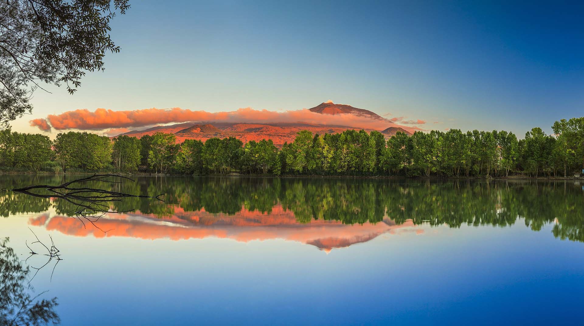 SIM-467577-Etna-riflessa-sul-lago-Gurrida