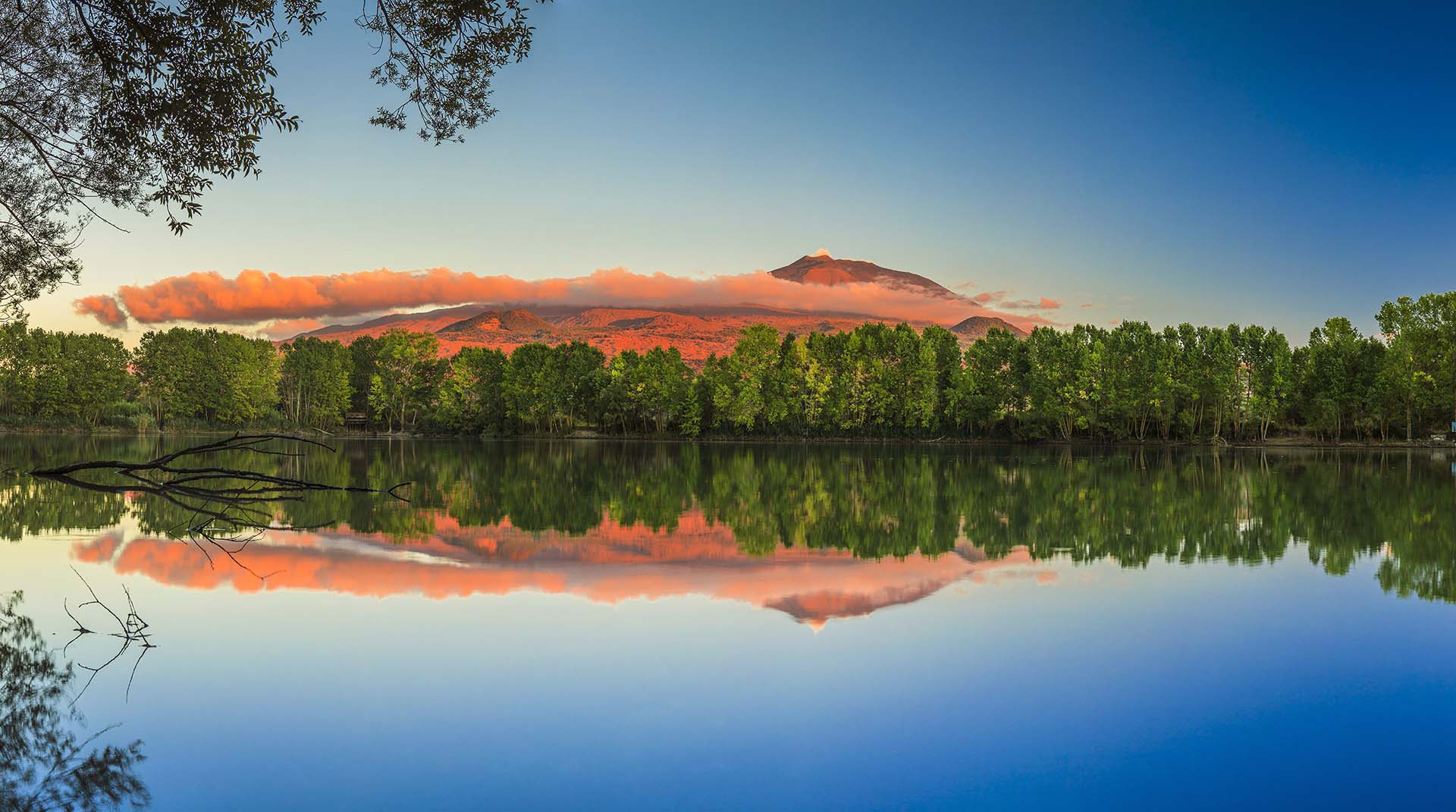 SIM-467577-Etna riflessa sul lago Gurrida