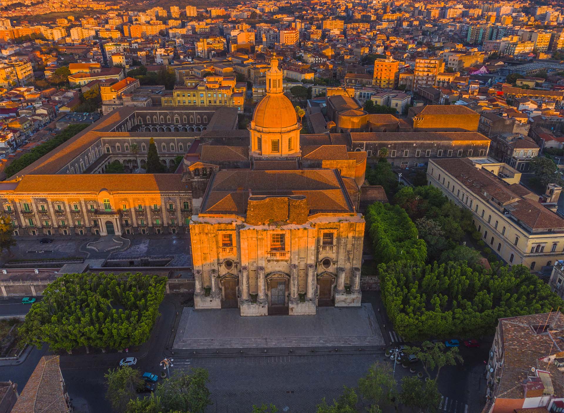 Catania, il complesso monastico dei Benedettinie e la chiesa San Nicolò l'Arena