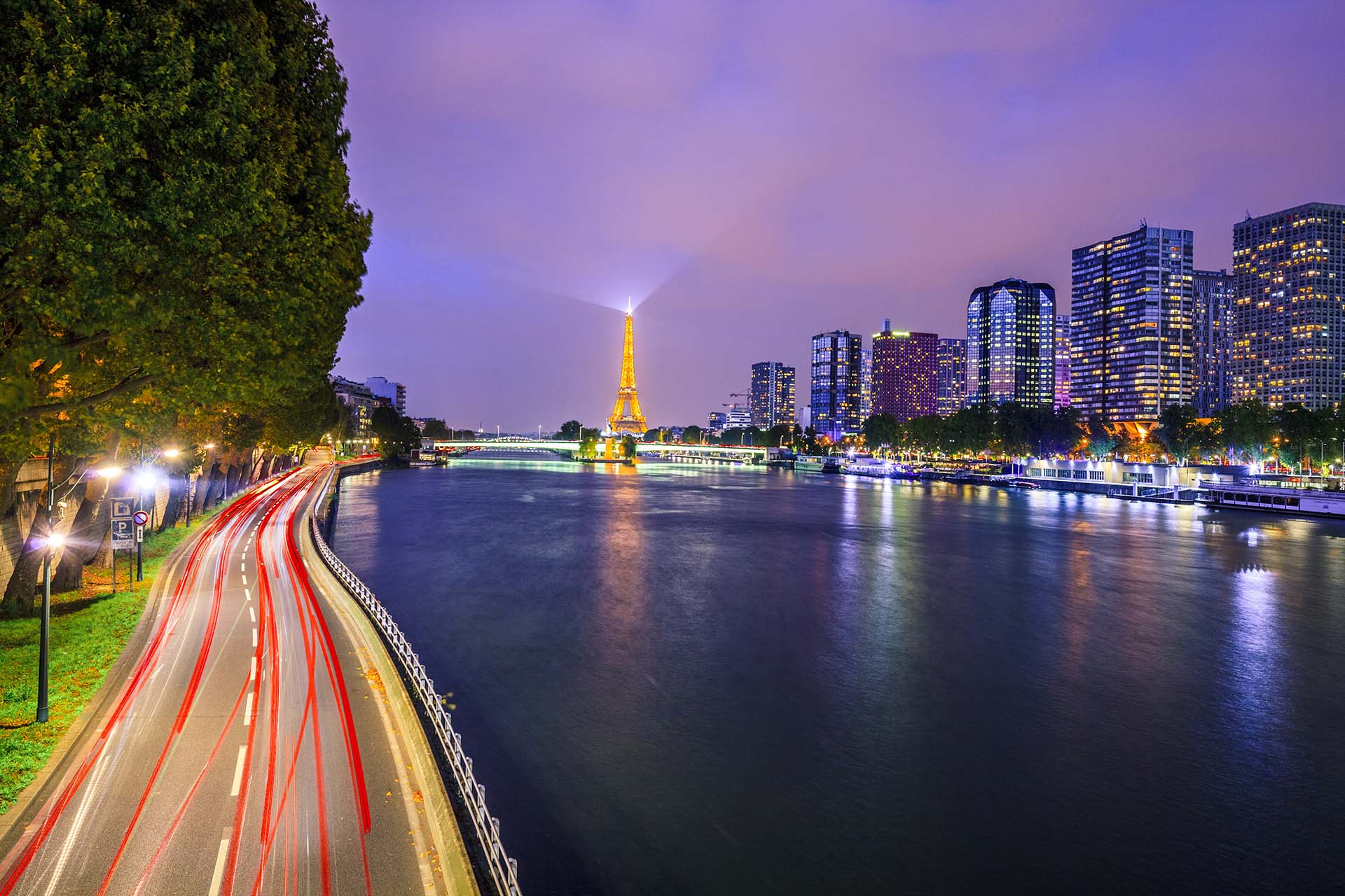 Parigi, il fiume Senna nel quetiere Grenelle con la Torre Eiffel sullo sfondo
