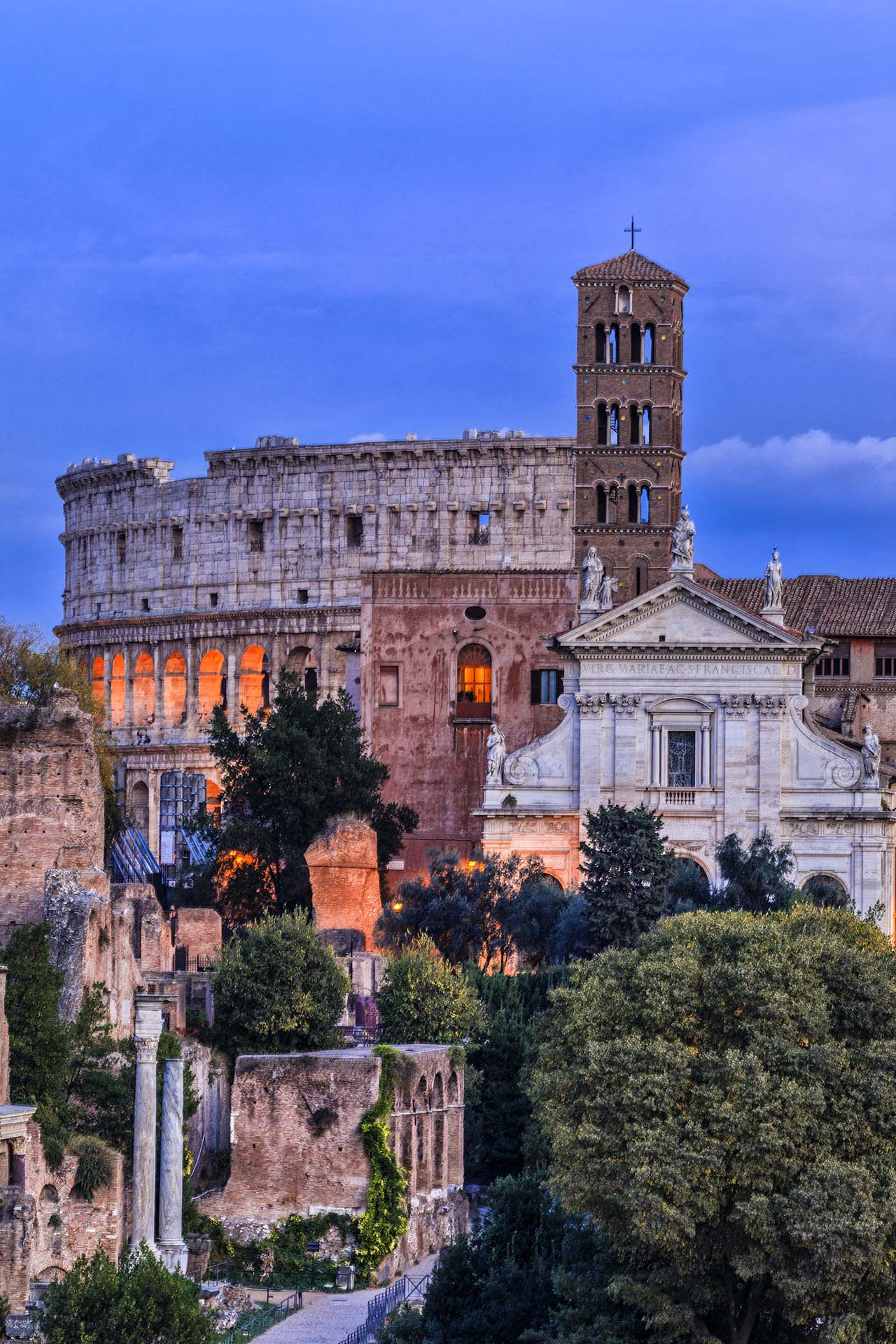 Roma, il Foro Romano, la Basilica di Santa Francesca Romana e il Colosseo.