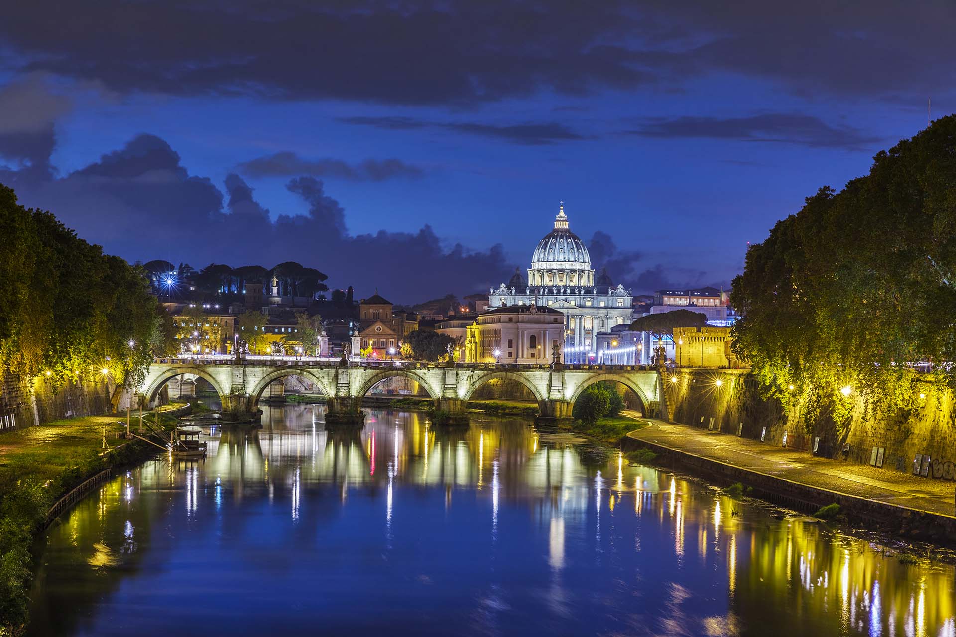 Roma, il fiume Tevere con il ponte Sant'Angelo e la basilica di San Pietro.