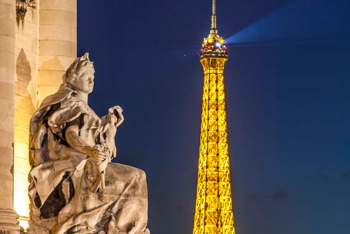 Parigi, statua del ponte Alexsander III e la torre Effel