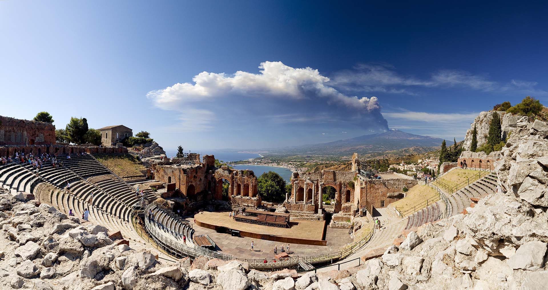 SIM-790546 - Teatro di Taormina con l’Etna in eruzione