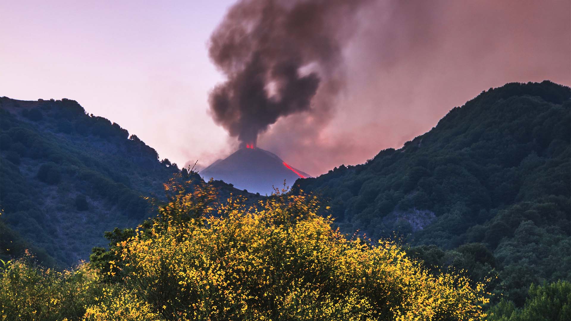 Etna, eruzione vista dall'Acqua Rocca