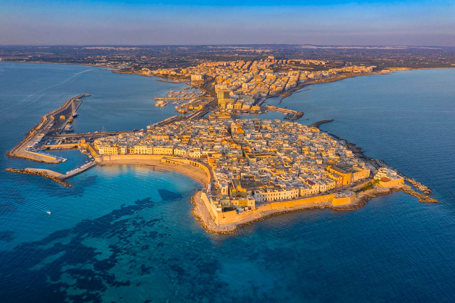 La penisola con il centro storico di Gallipoli in Salento.