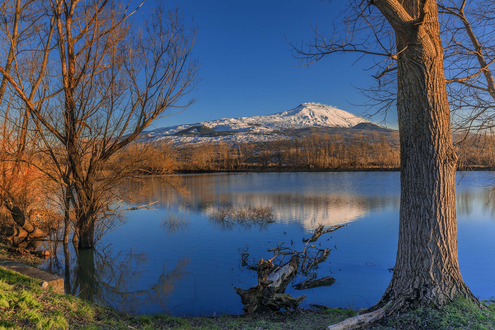 Lago Gurrida e il versante nord ovest dell'Etna
