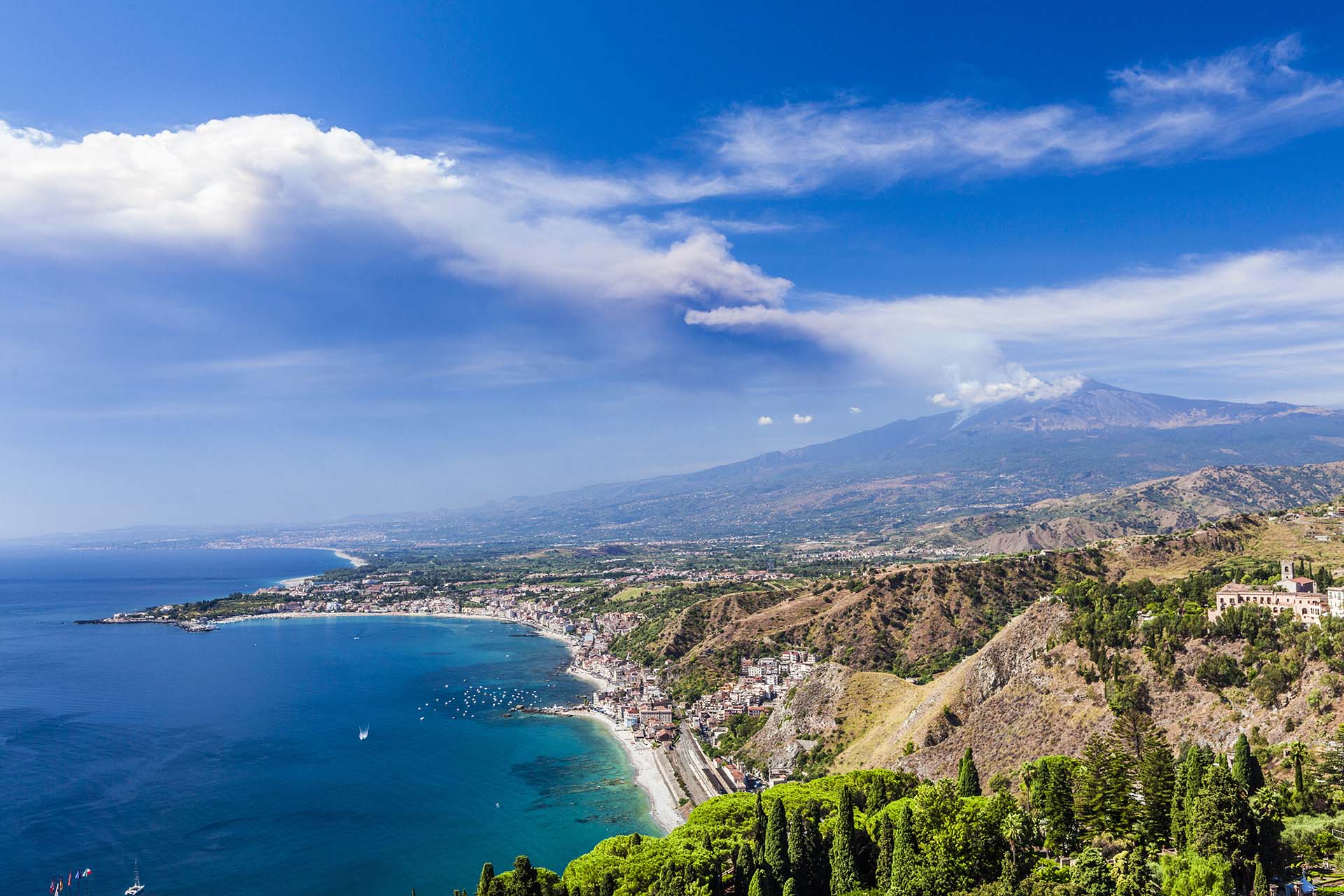 Etna in eruzione e il golfo di Giardini Naxsos visti da Taormina