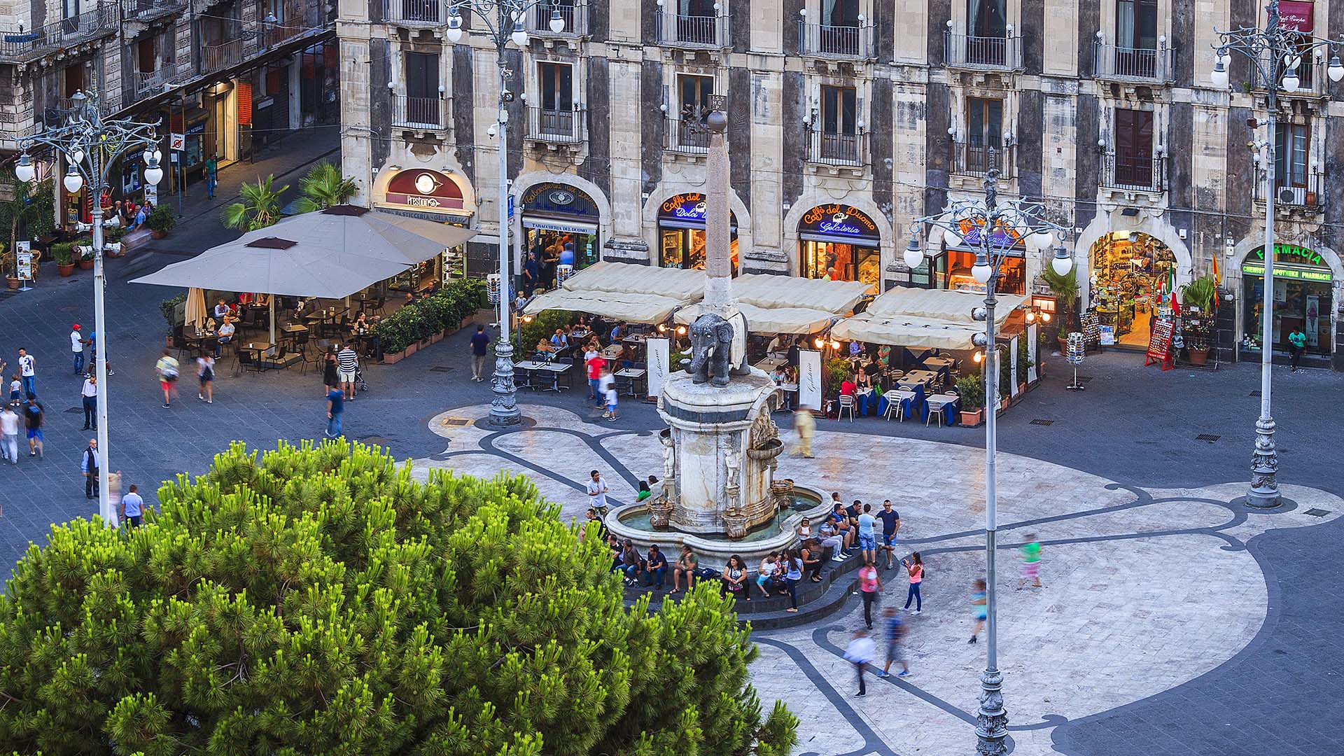 Catania, piazza Duomo e la Fontana dell'Elefante