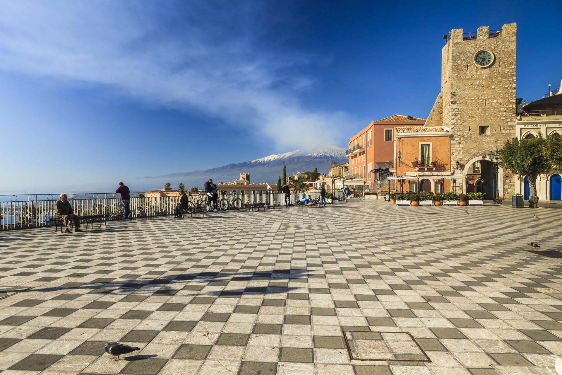 MG_8118-Taormina, piazza IX Aprile con vista dell’Etna