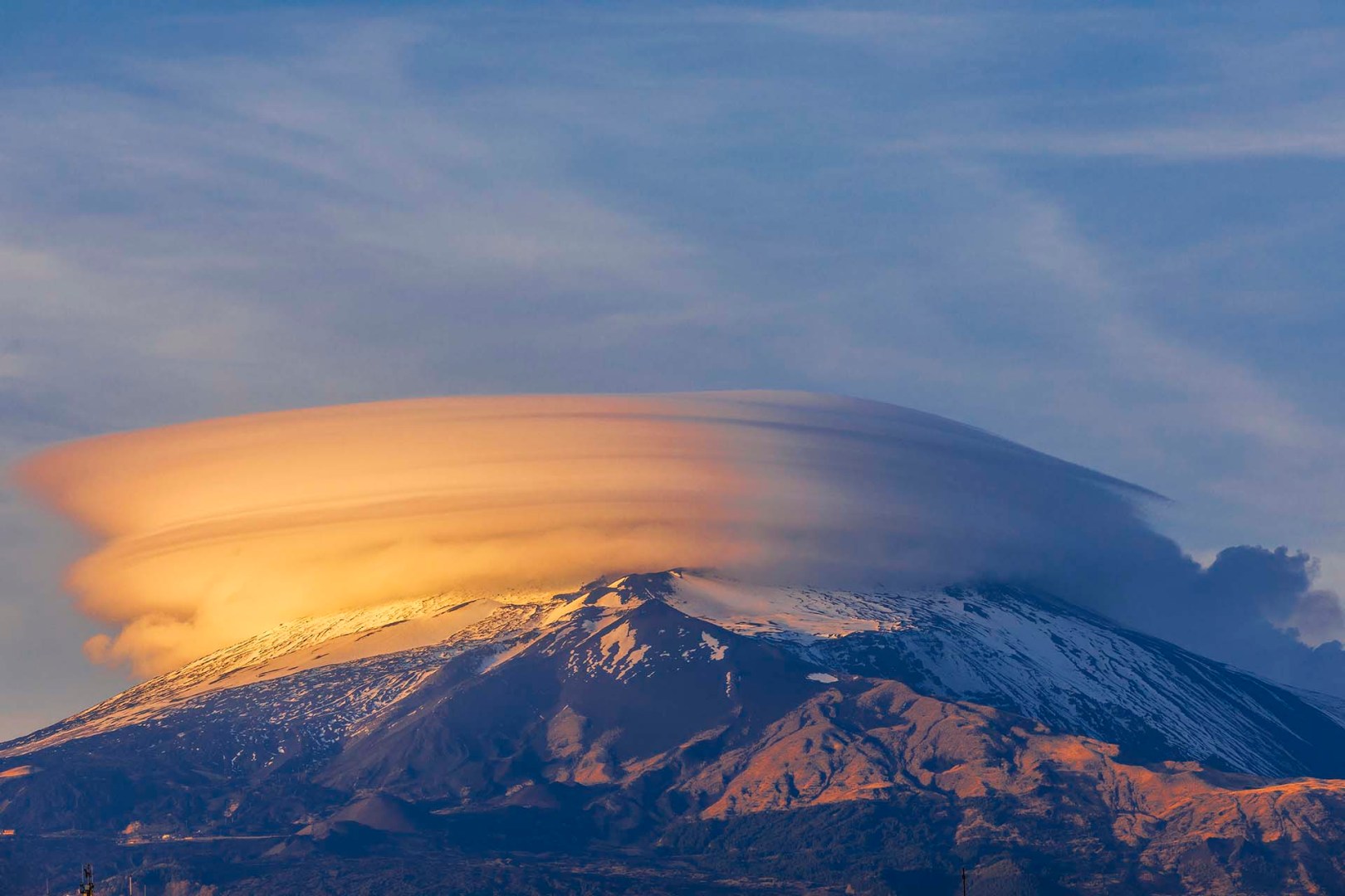 Etna, nuvola lenticolare a Cuntissa