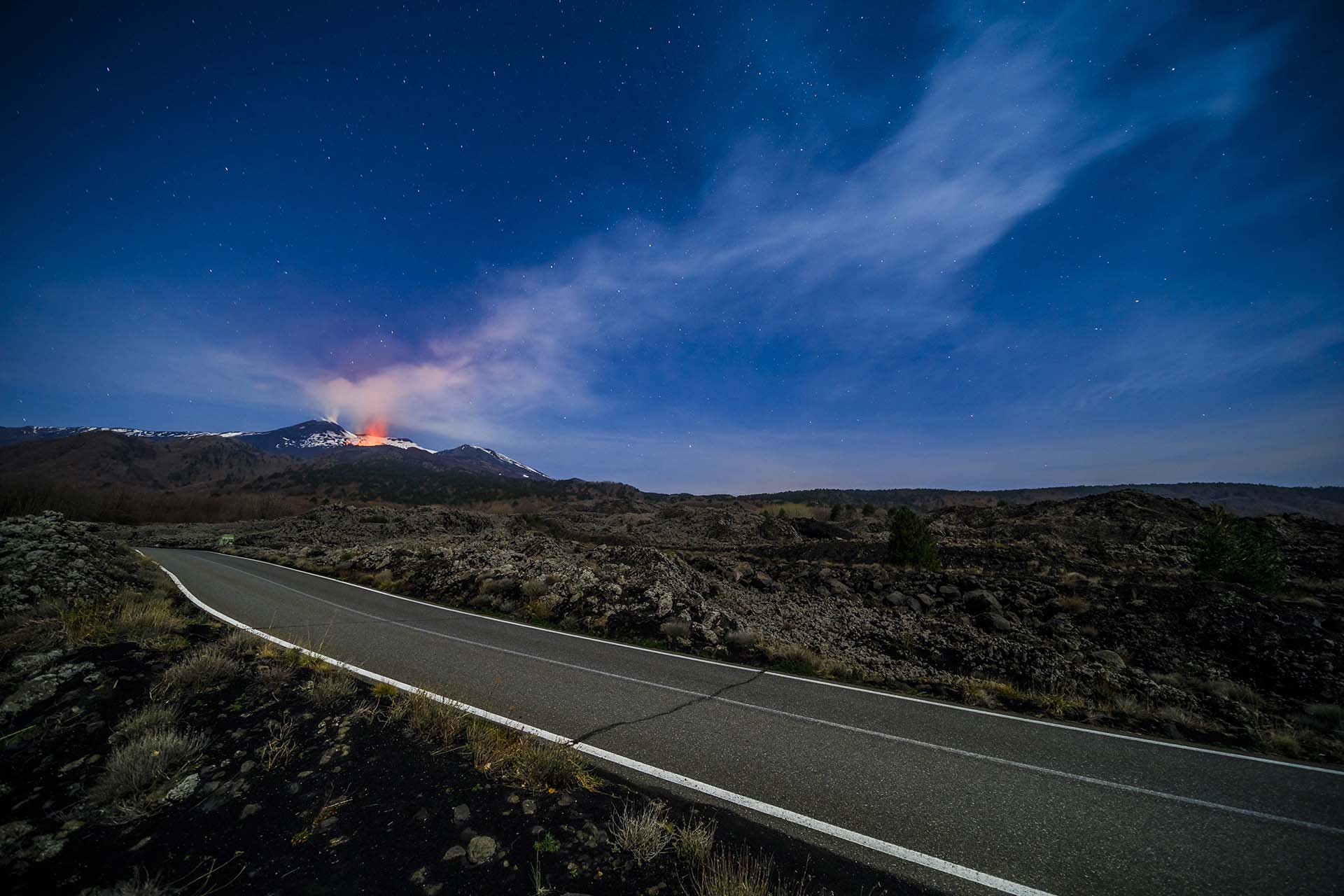 Etna, eruzione nella zona sommitale vista dalla strada Mareneve.