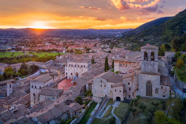 Il borgo di Gubbio con a destra la Cattedrale dei Santi Mariano e Giacomo e al centro il Palazzo dei Consoli.