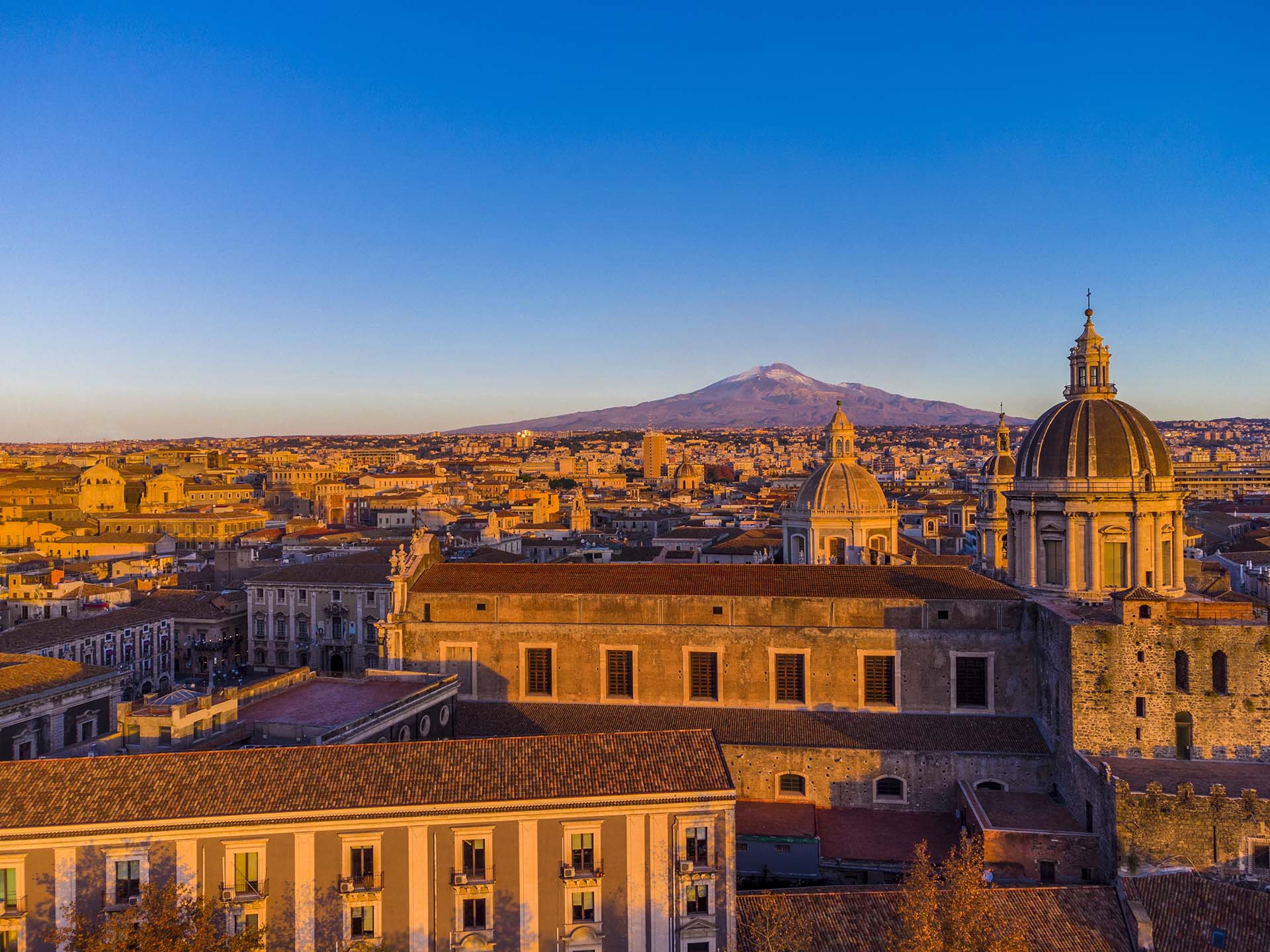Etna vista dai tetti di Catania