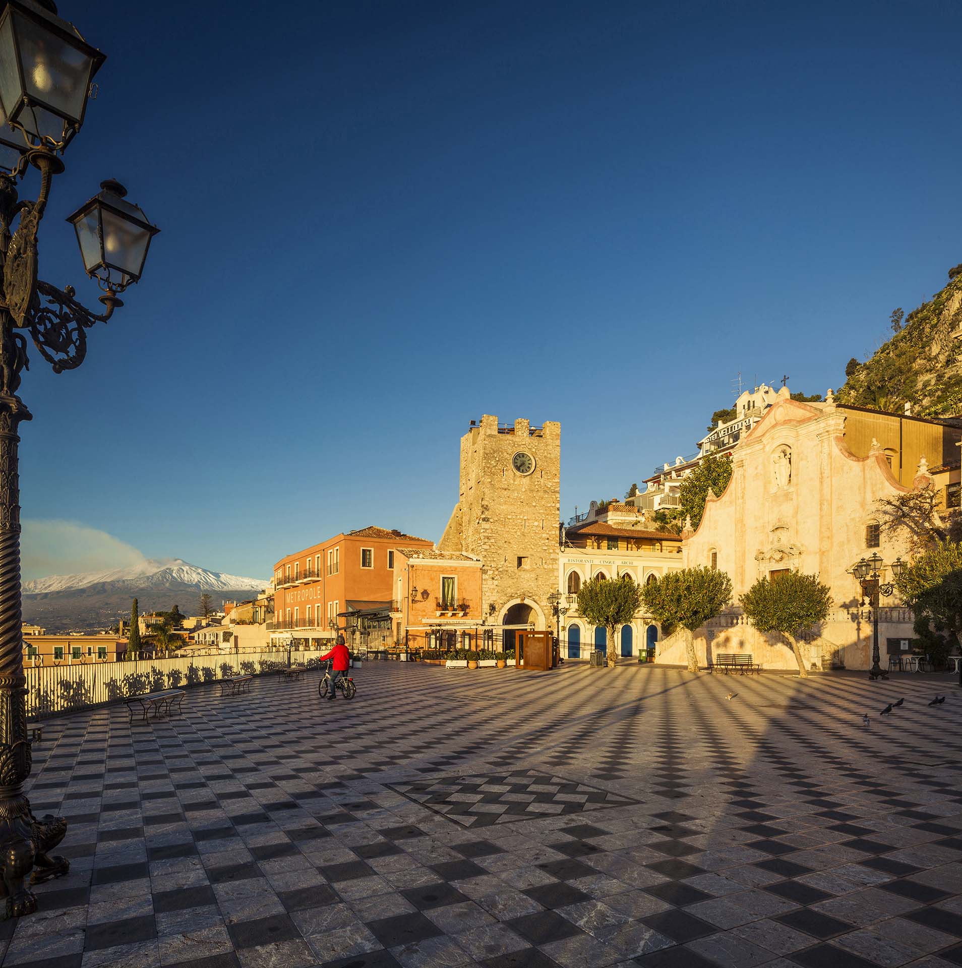 L'etna vista da piazza IX Aprile di Taormina