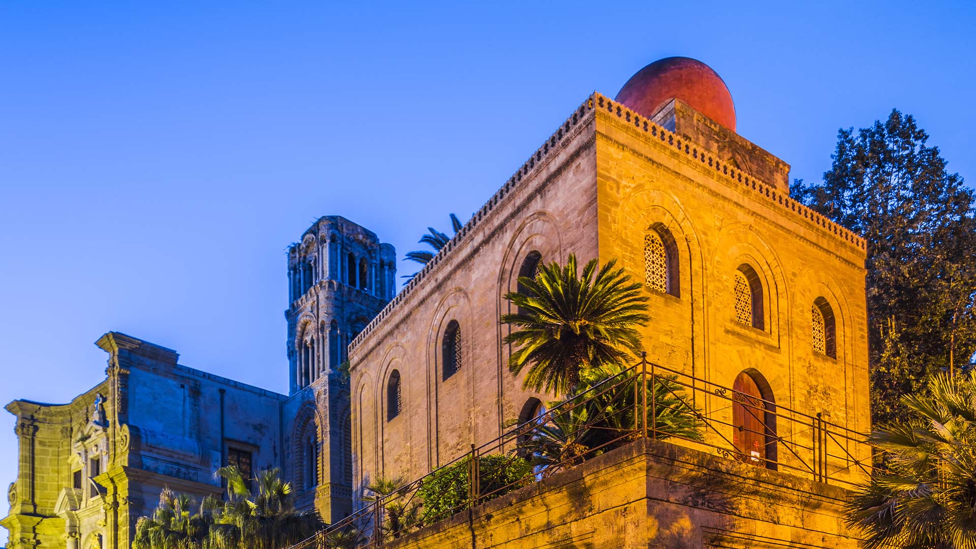 Palermo, le due chiese vicine di piazza Bellini.