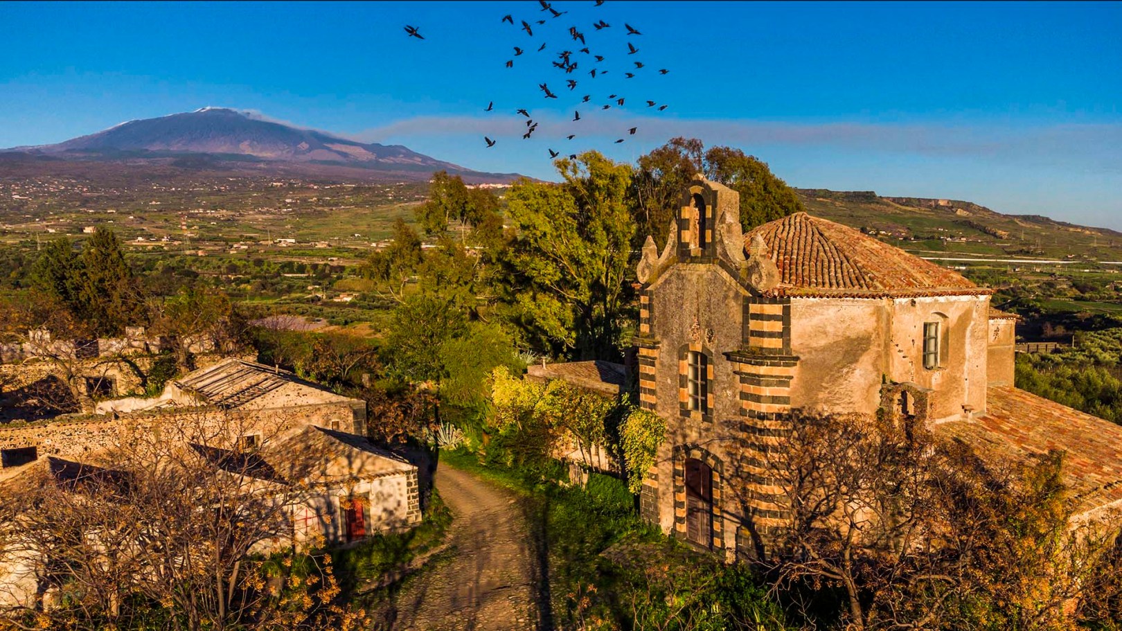 Borgo di Carcaci, Chiesa di Santa Domenica con vista Etna