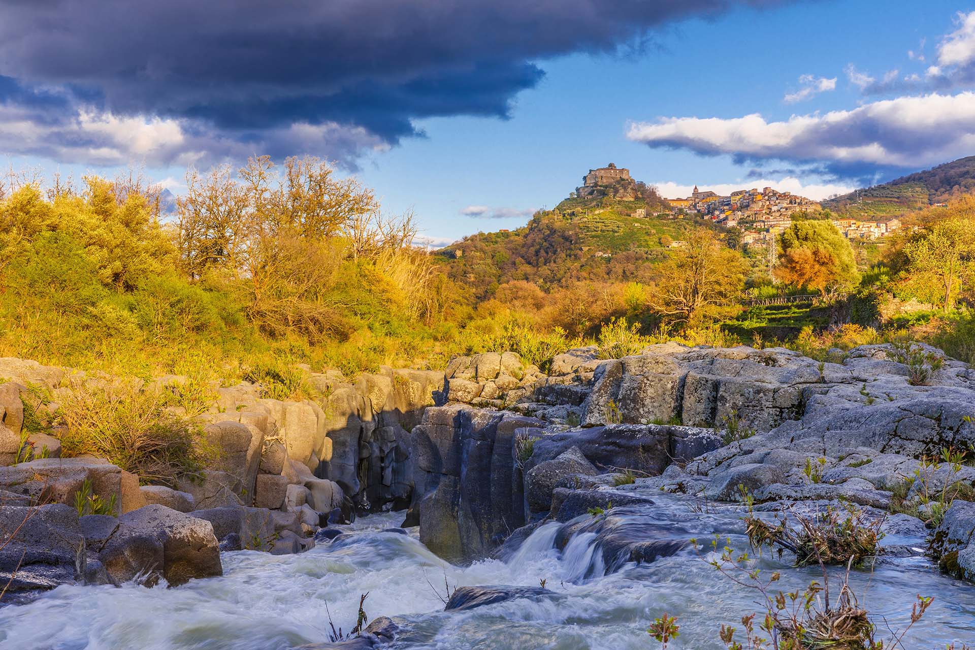 0A1A7652-HDR-Fiume Alcantara, le piccole gole, sullo sfondo il Borgo di Castiglione di Sicilia